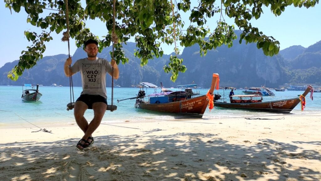 Zdjęcie mężczyzny na huśtawce na plaży